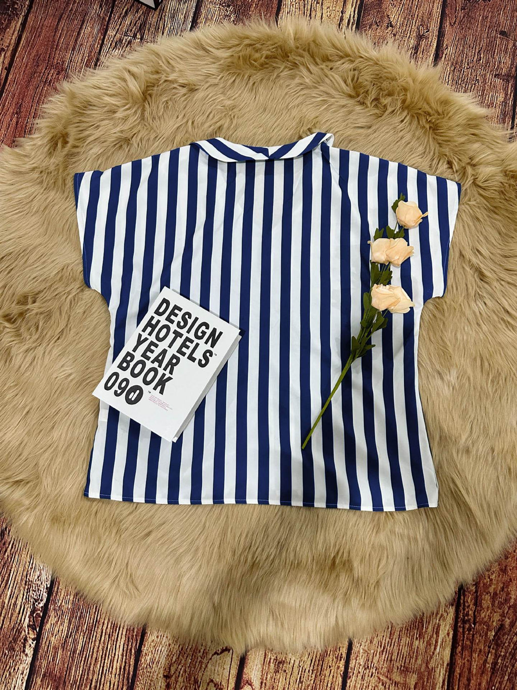 Women's blouse in an elegant striped design with a modern V-neck and short sleeves, size [size missing]