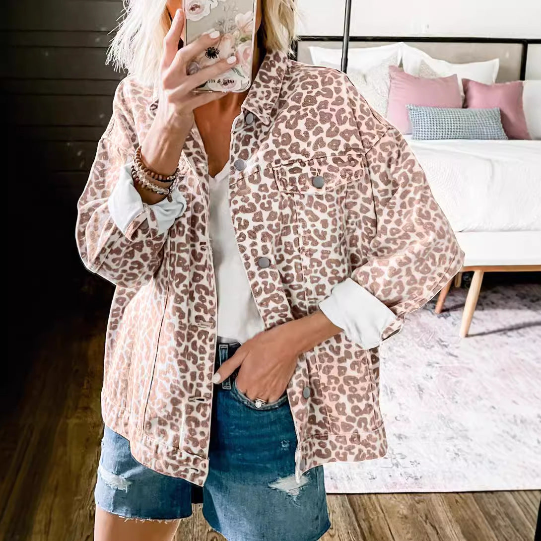 Women's denim jacket in a trendy leopard print design with a relaxed fit and fashionable details, size S