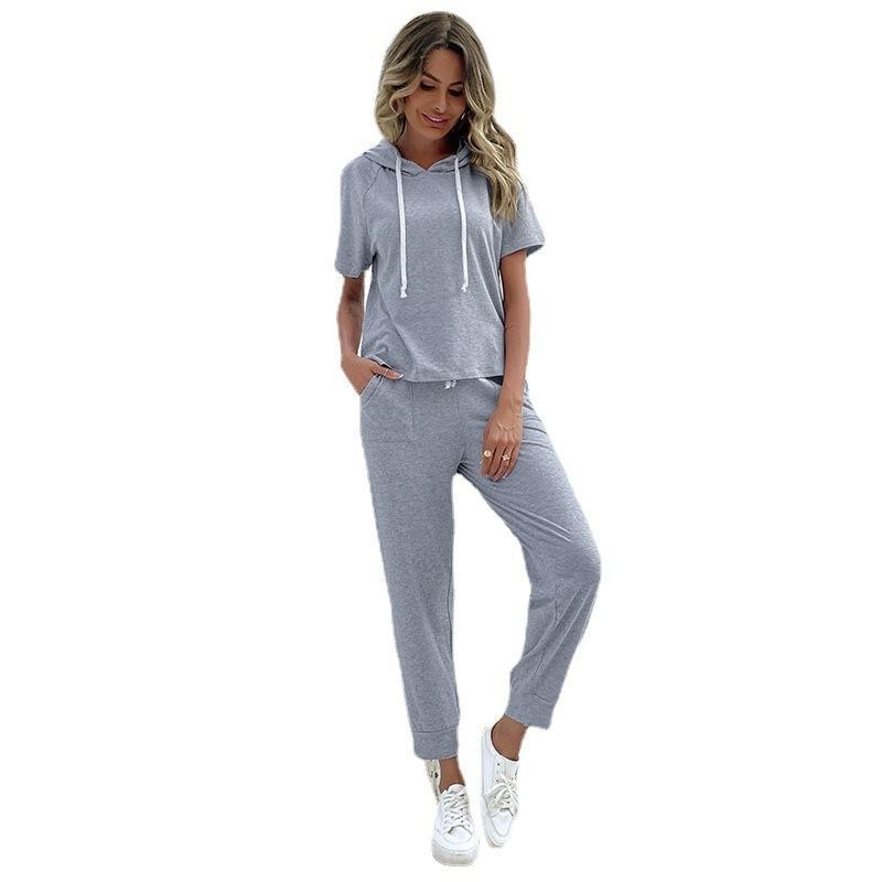 Women's casual one-piece with hood and practical pockets, size