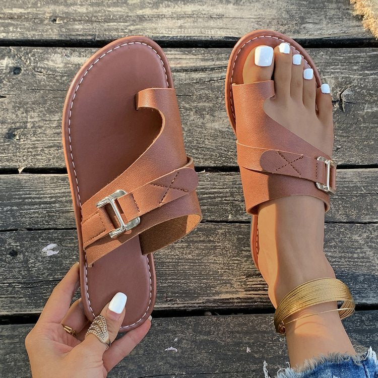 Women's thong sandals with fashionable buckle detail and comfortable footbed, size S