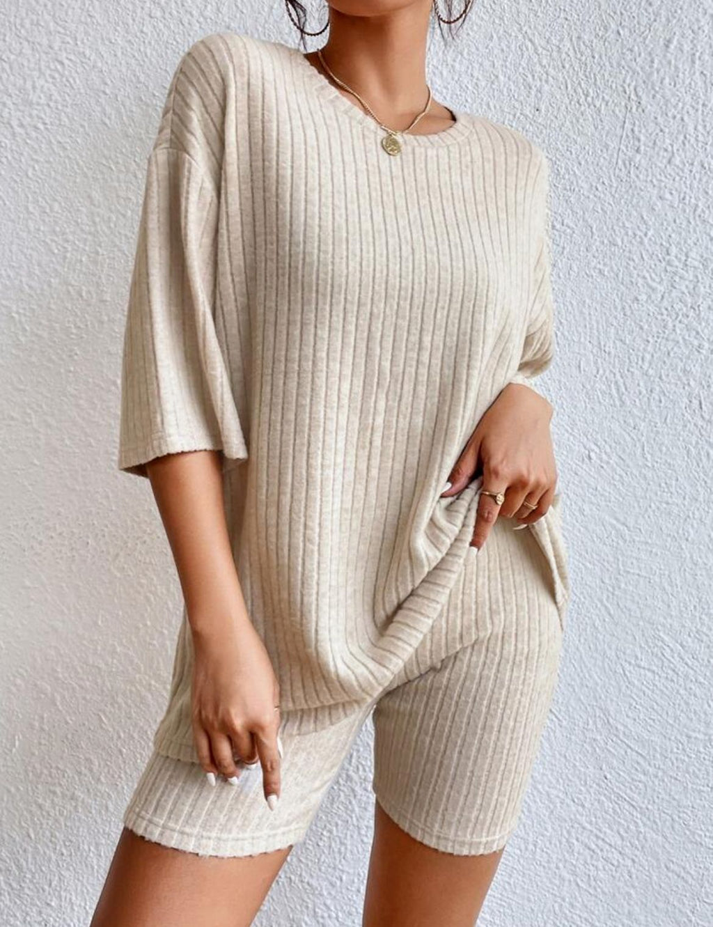 Women's comfortable short-sleeved set with ribbed knit and relaxed fit, size
