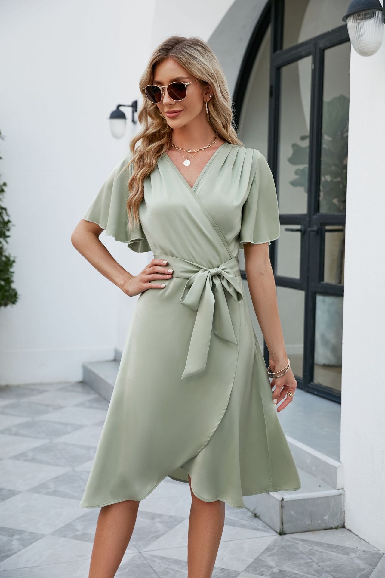 GR | Satin V-Ausschnitt Taillenbetonendes Glockenärmel Sexy Kleid