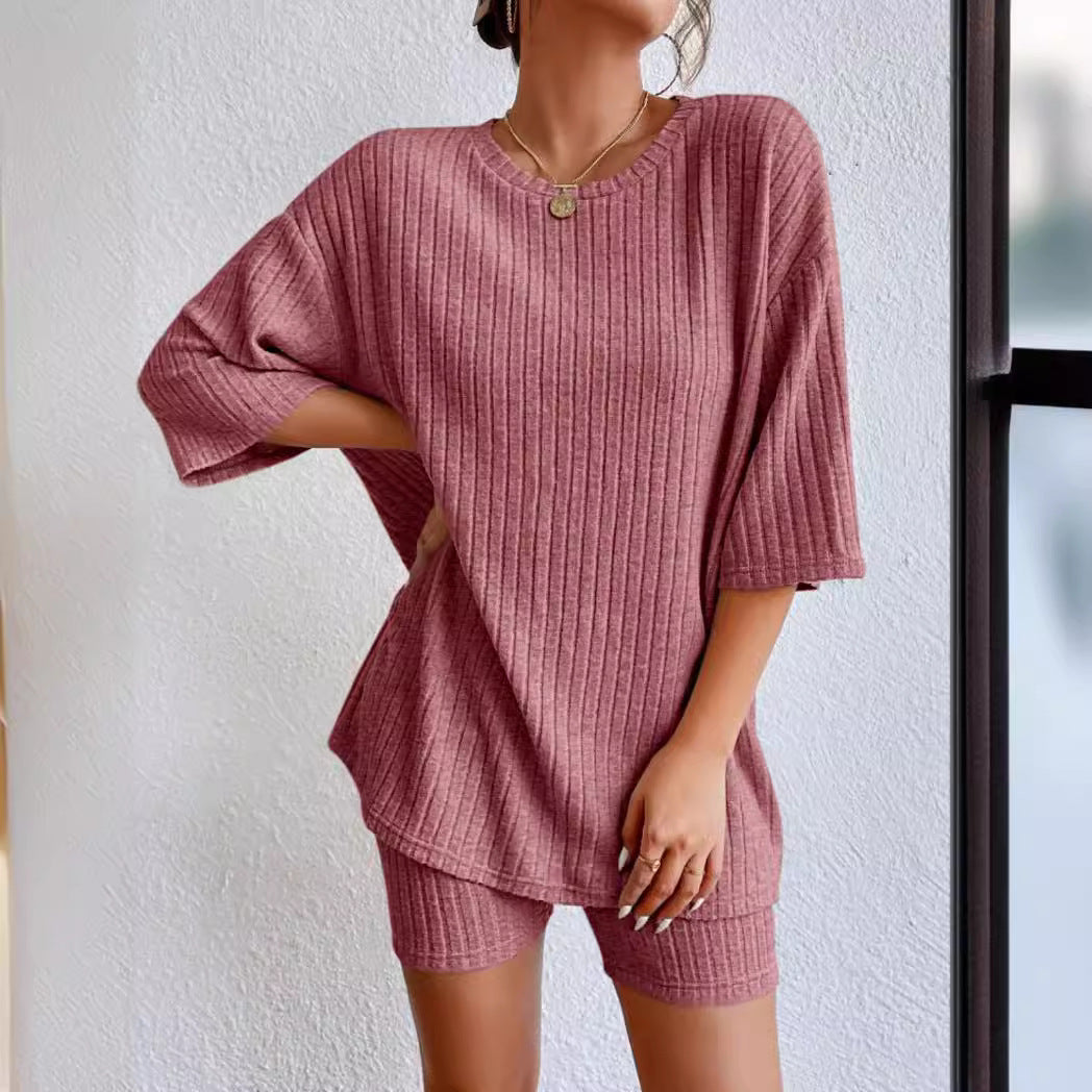Women's comfortable short-sleeved set with ribbed knit and relaxed fit, size