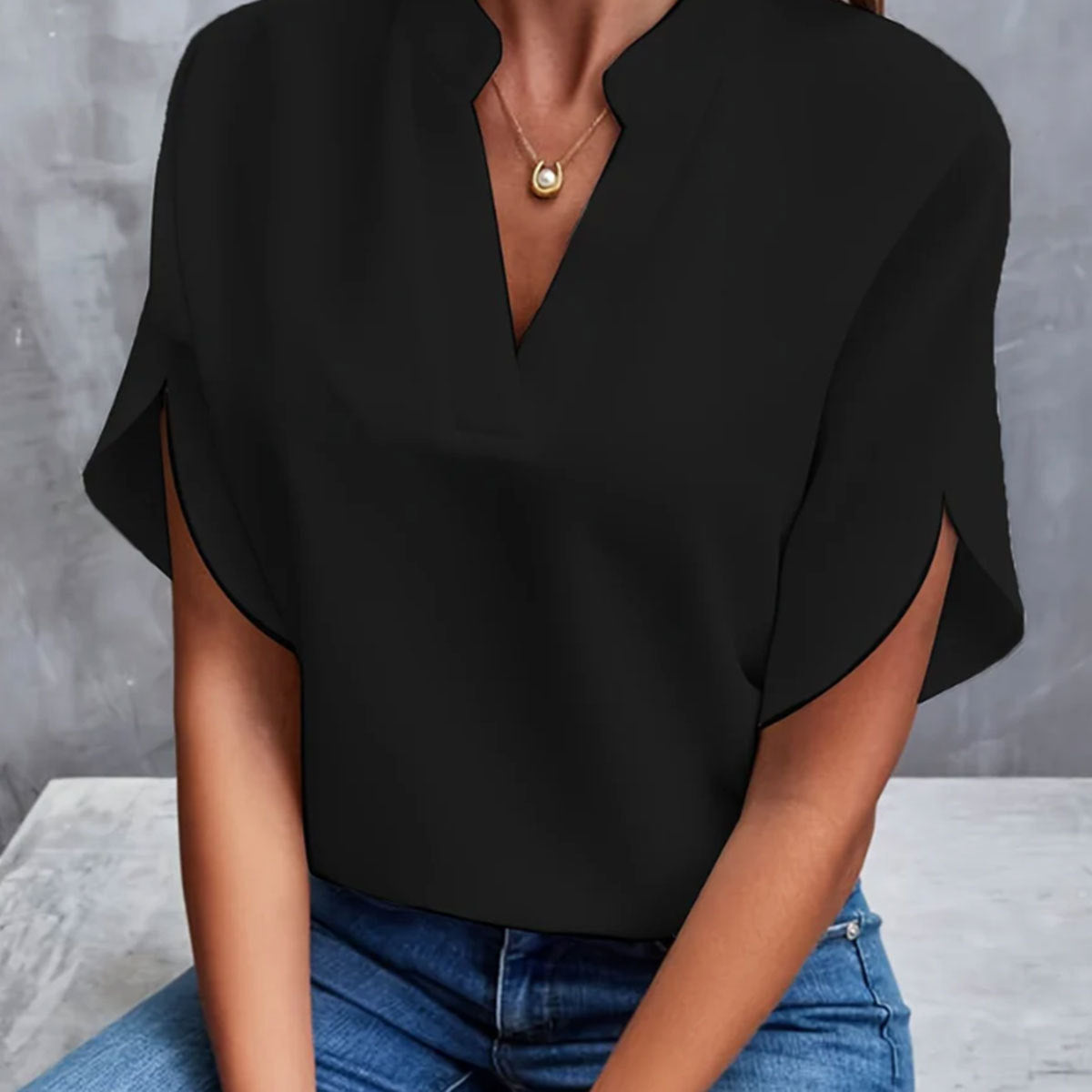 Women's V-neck short-sleeved shirt