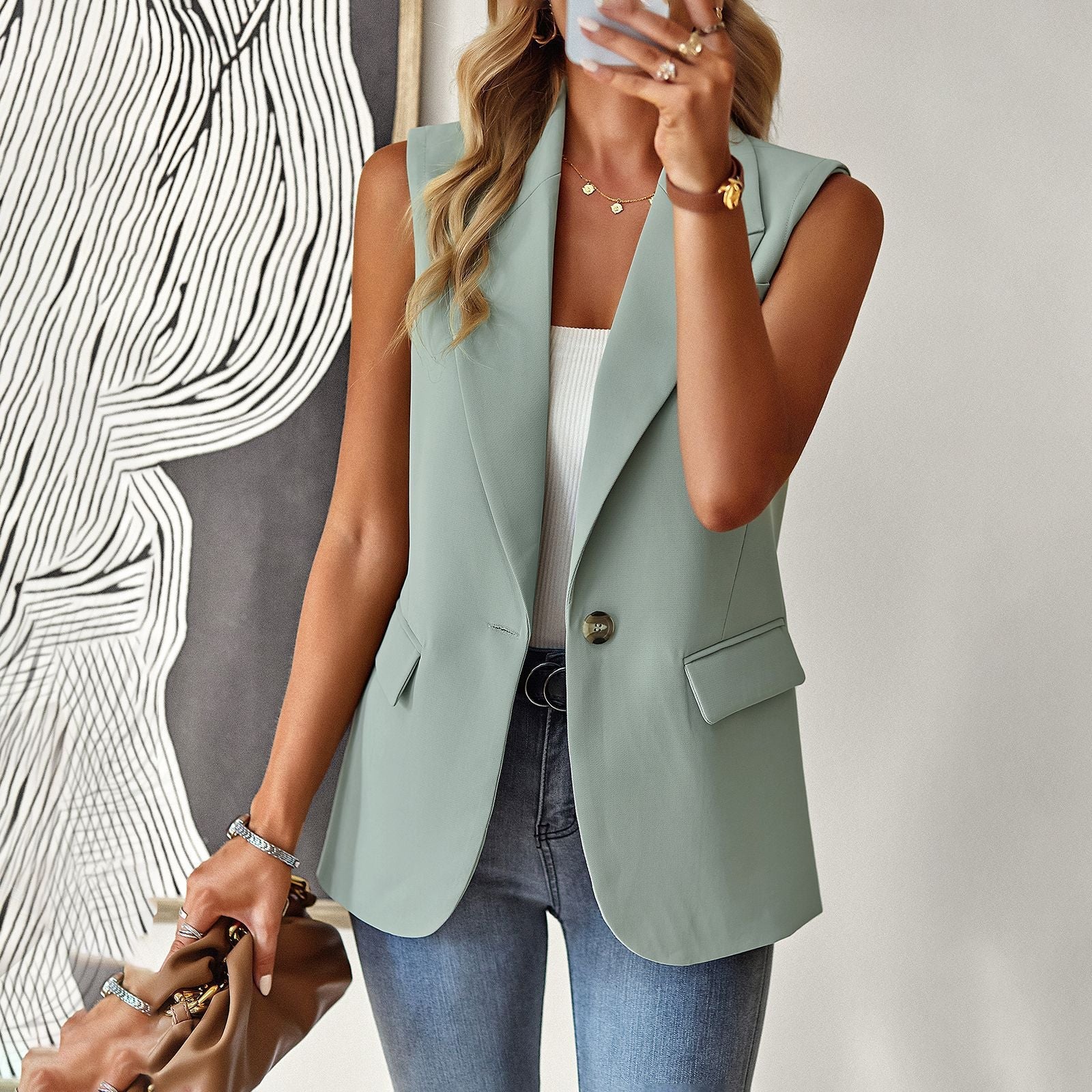 Women's casual sleeveless blazer with a tailored cut and elegant pockets, size S