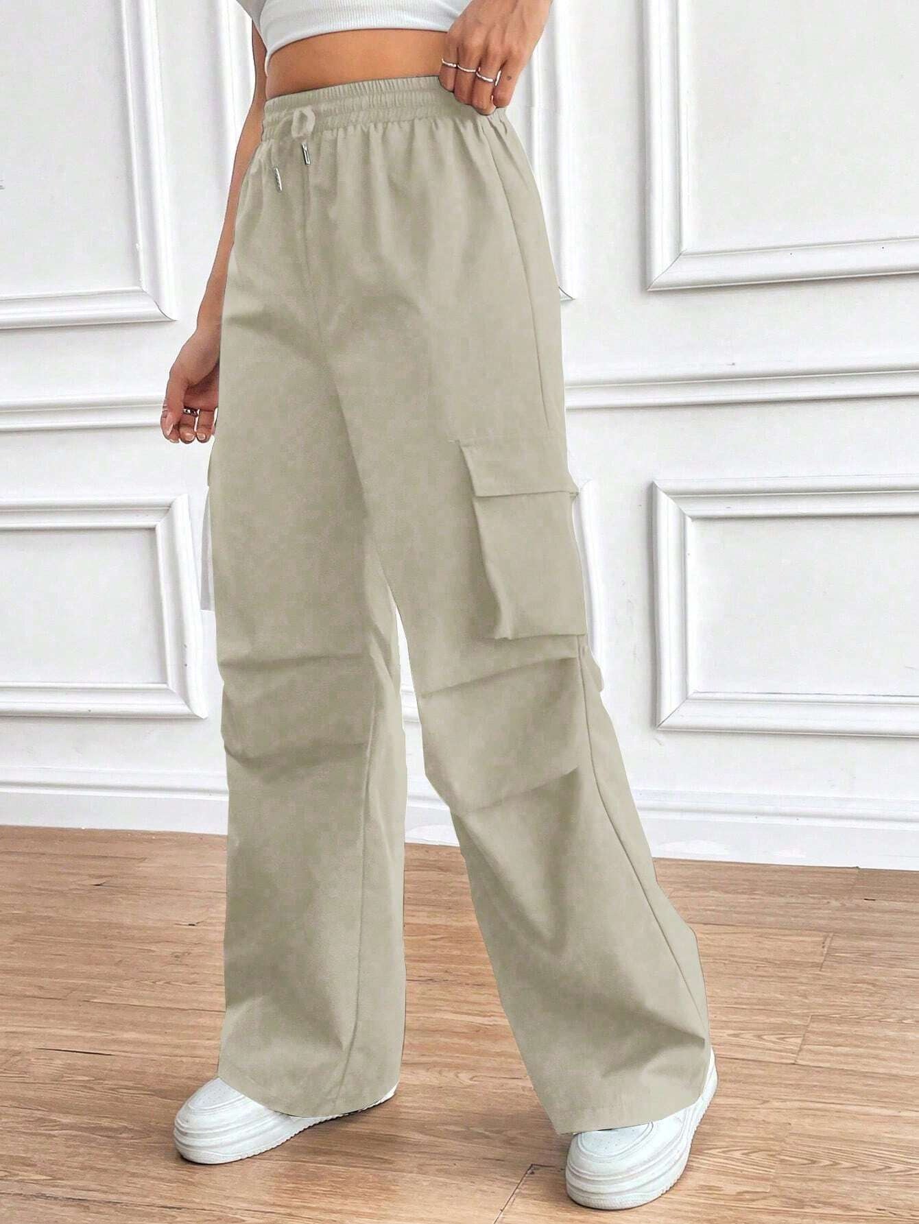 Women's cargo trousers with a modern cut and practical pockets, size S