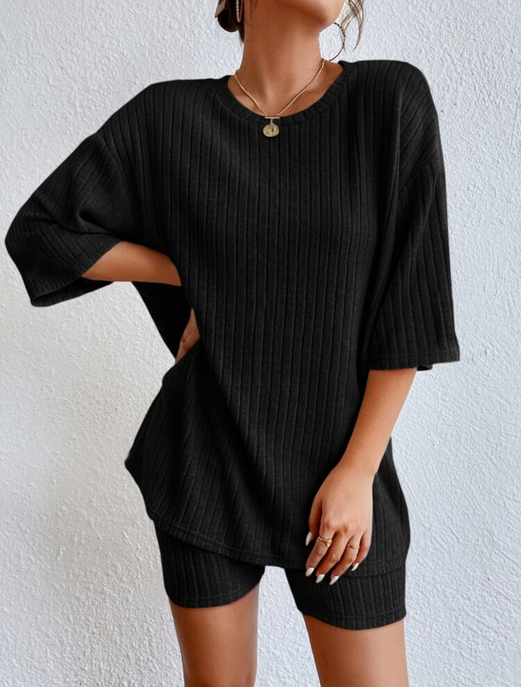 Women's comfortable short-sleeved set with ribbed knit and relaxed fit, size
