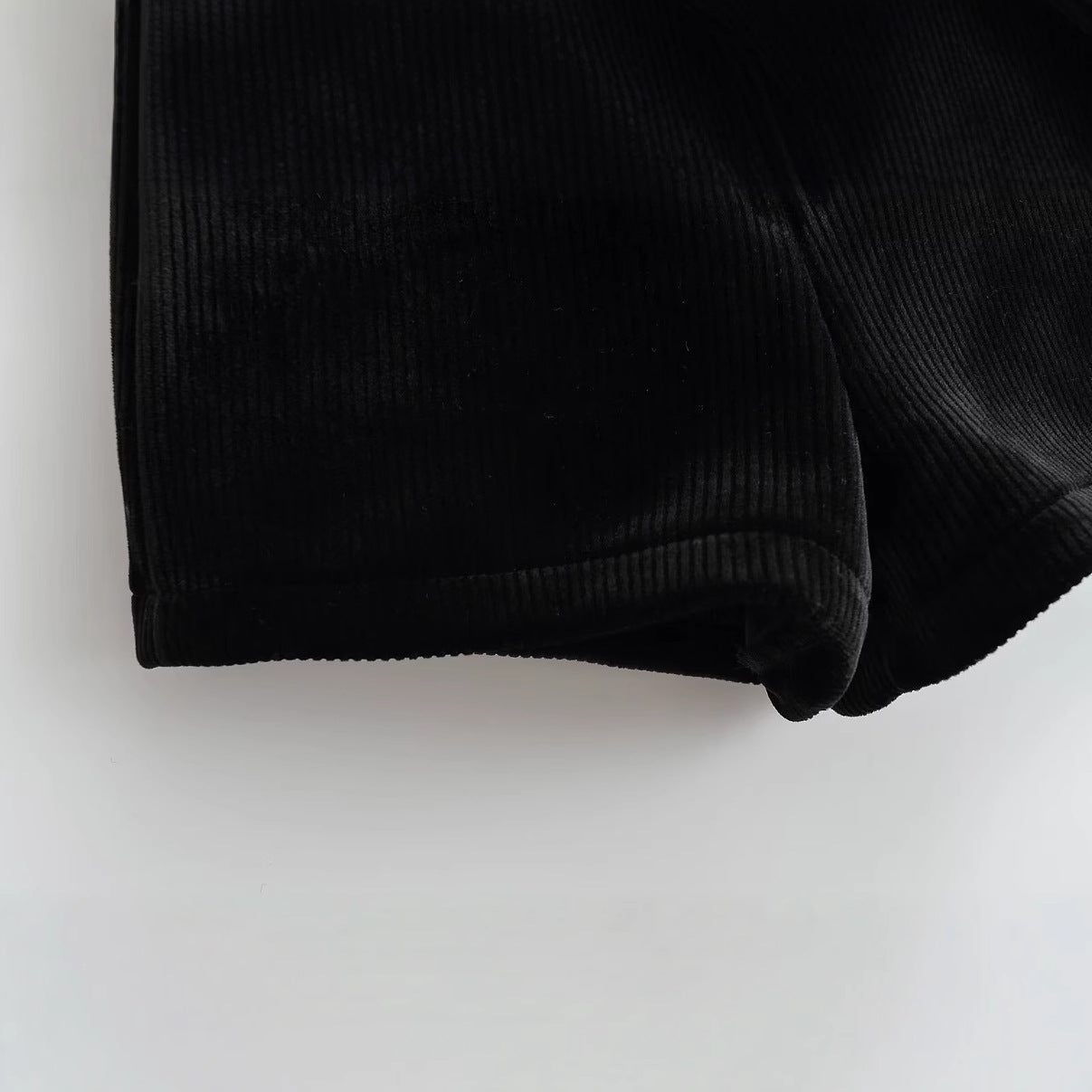 Women's short corduroy trousers in an elegant cut, size