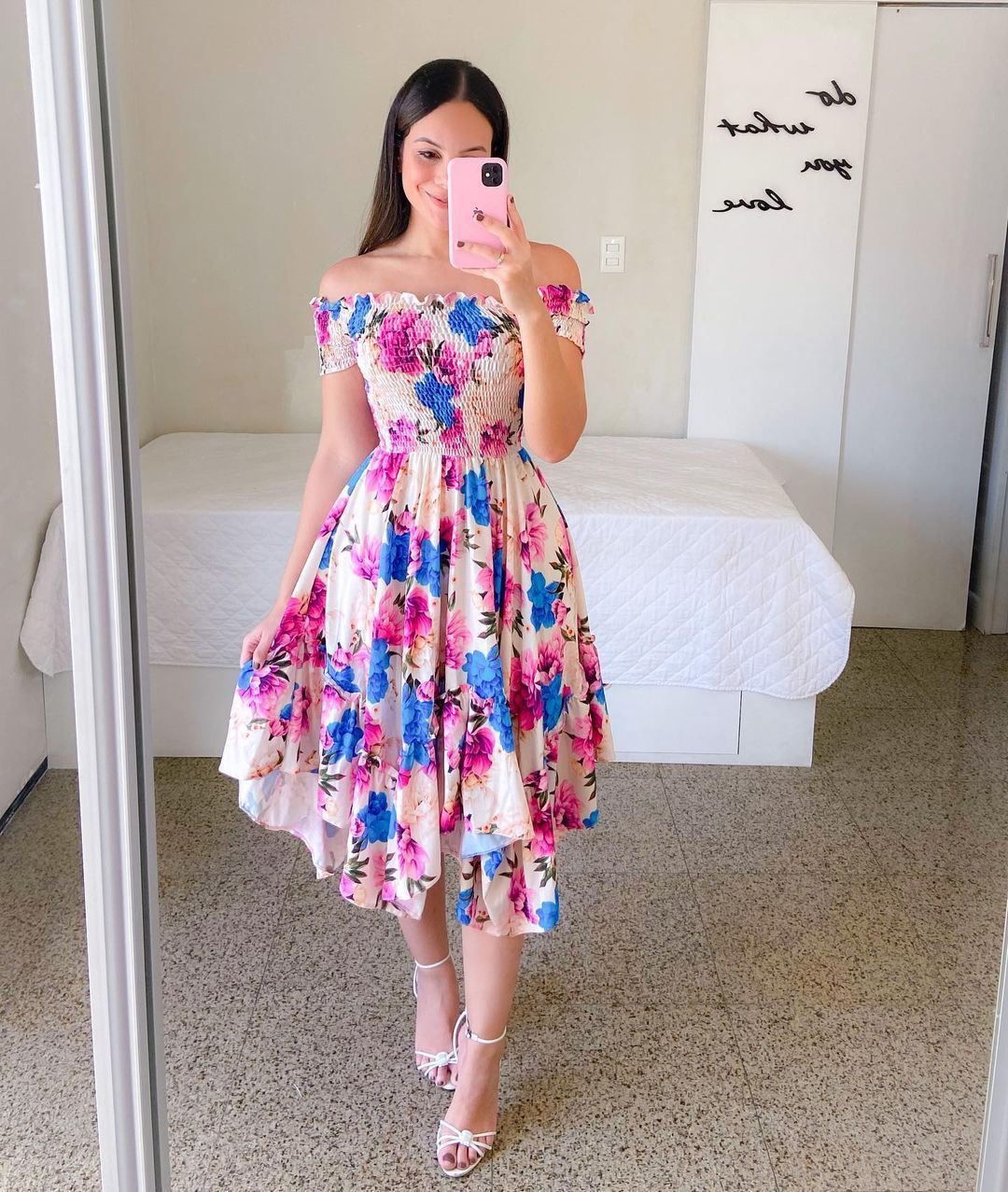 Damen Sommerliches Off-Shoulder Kleid mit farbenfrohem Schmetterlingsmuster und geschmeidigem Faltenwurf GR