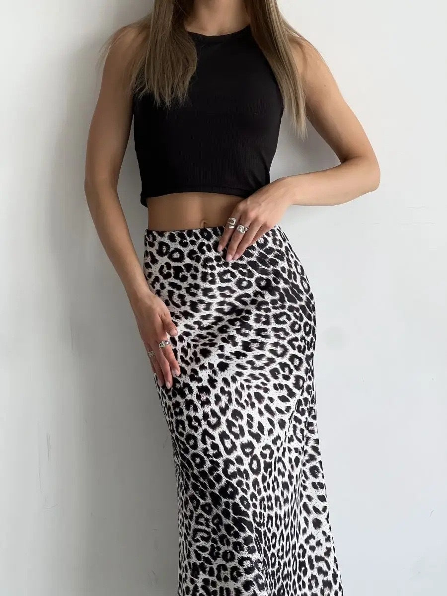 Women's figure-hugging maxi skirt with animal print and elastic waistband, size [size missing]
