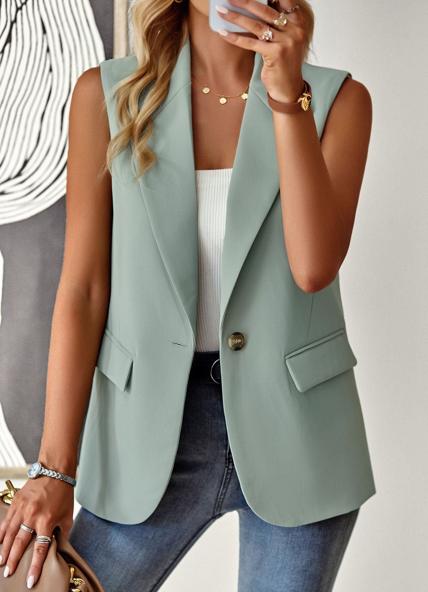 Women's casual sleeveless blazer with a tailored cut and elegant pockets, size S