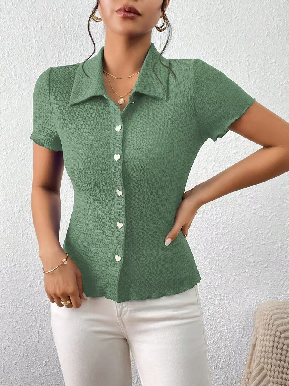 Damen Kurzarmbluse mit strukturiertem Design und herzförmigen Knöpfen GR