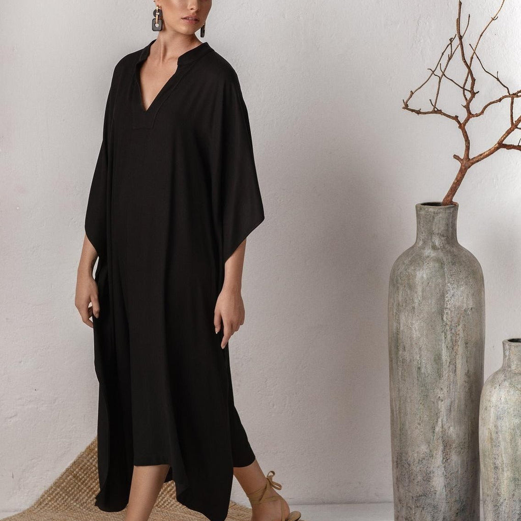 Women's kaftan with a relaxed cut and elegant V-neck, size [size missing]