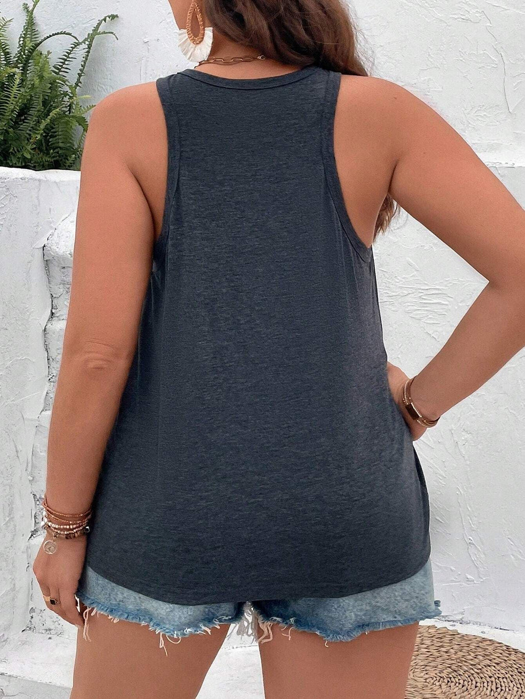 Women's sleeveless casual shirt with trendy graphic design, size
