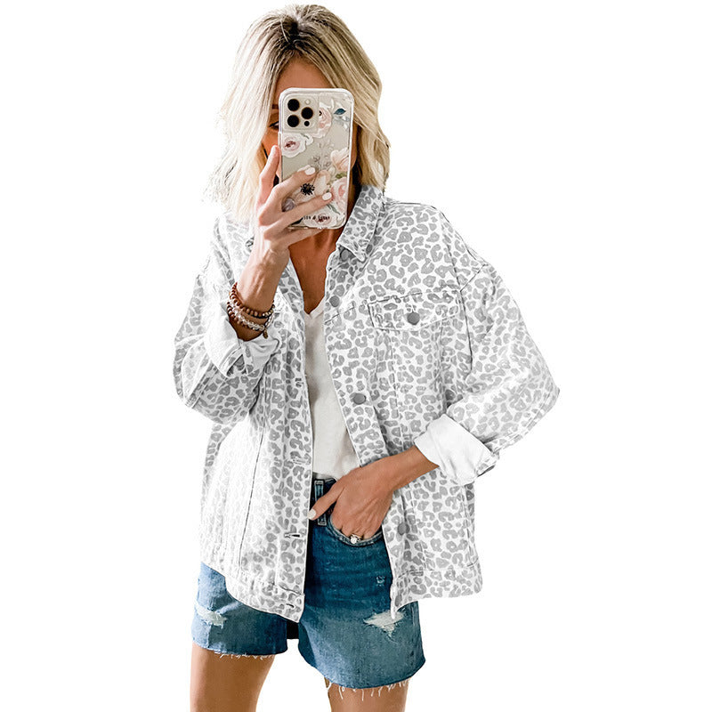 Women's denim jacket in a trendy leopard print design with a relaxed fit and fashionable details, size S