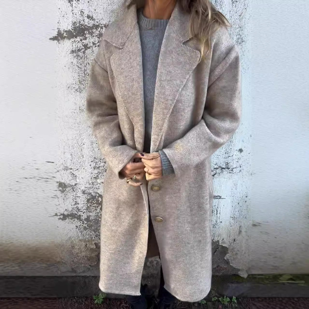 Women's cozy wool coat with large buttons and fashionable cut