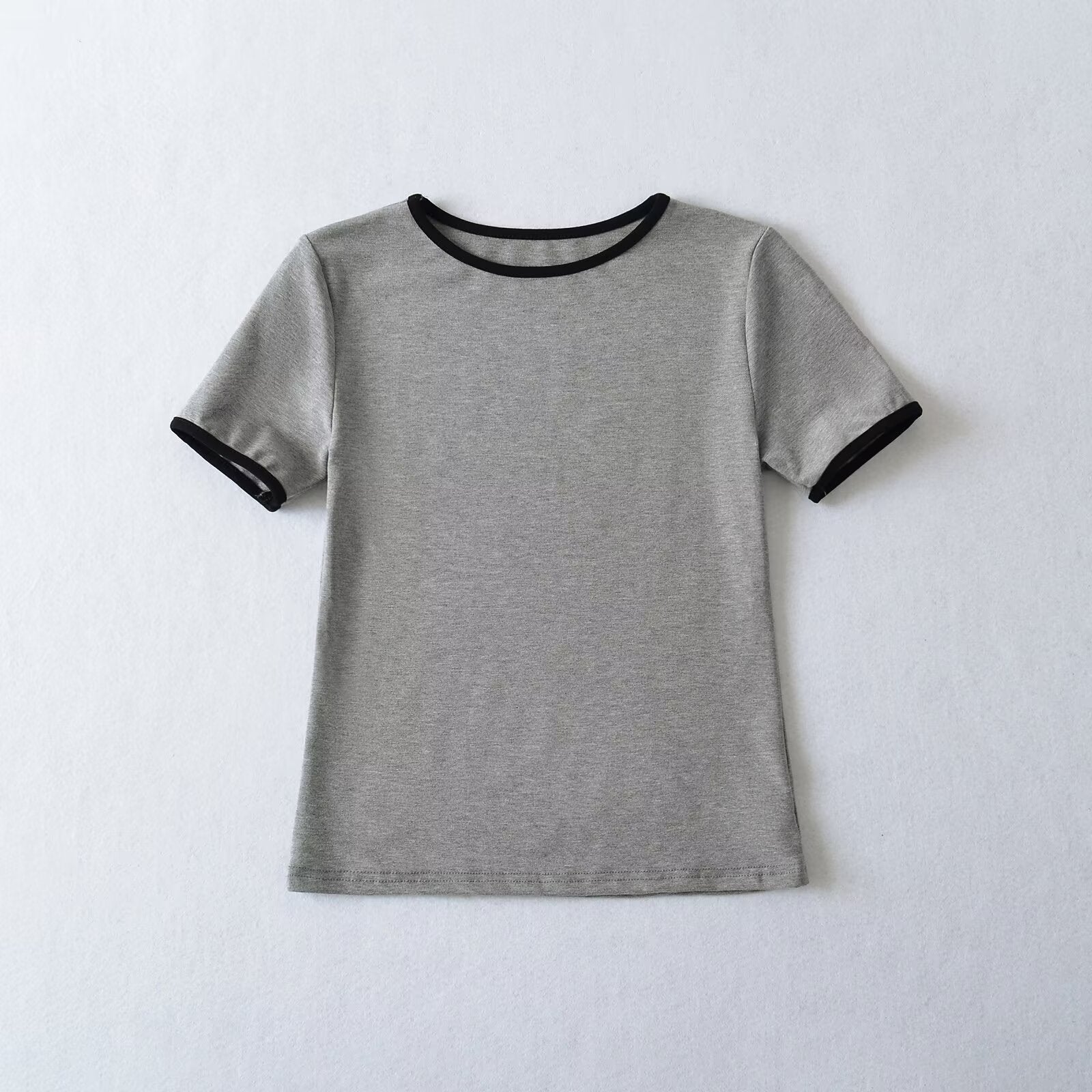 Women's classic T-shirt with contrasting sleeve cuffs and high-quality cotton, size [size missing]