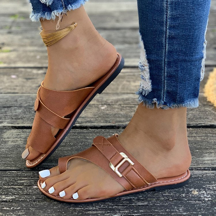 Women's thong sandals with fashionable buckle detail and comfortable footbed, size S