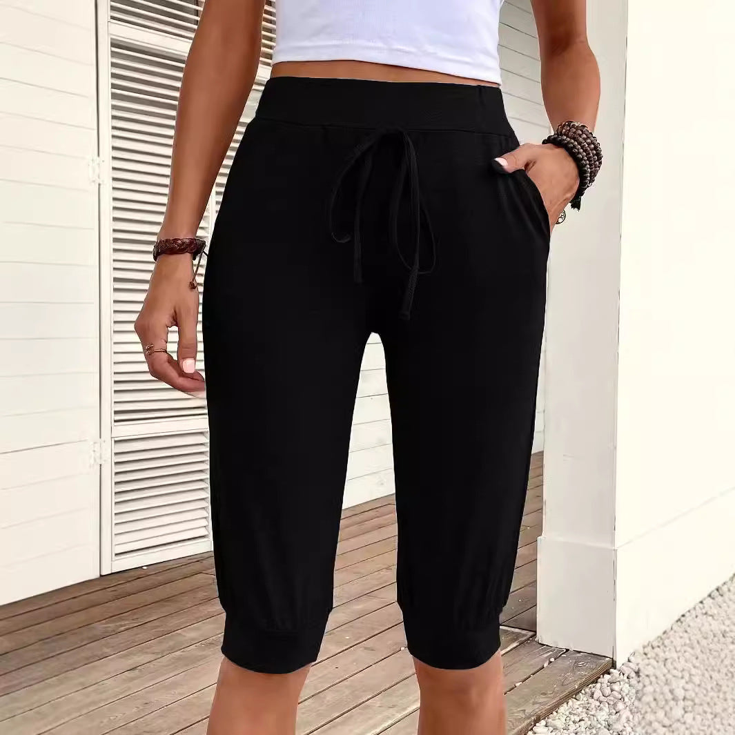 Women's comfortable jersey shorts with elastic waistband and practical side pockets, size S