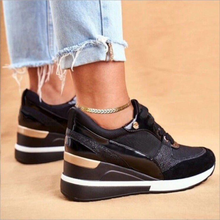 Women's fashionable sneakers with elegant metallic detail and sporty sole, size GR