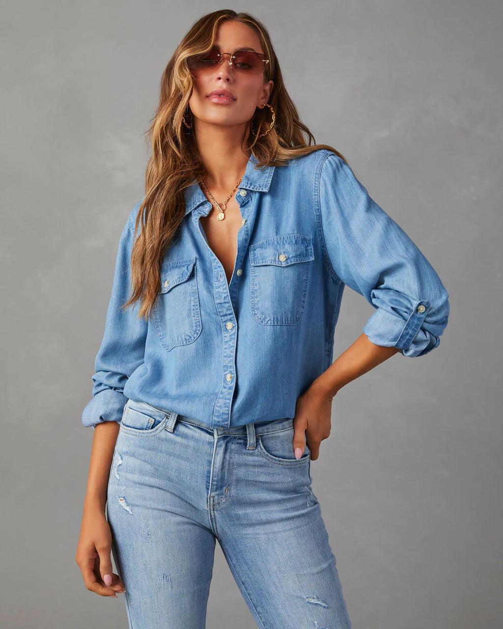 Women's denim shirt with turn-up sleeves and two chest pockets, size S