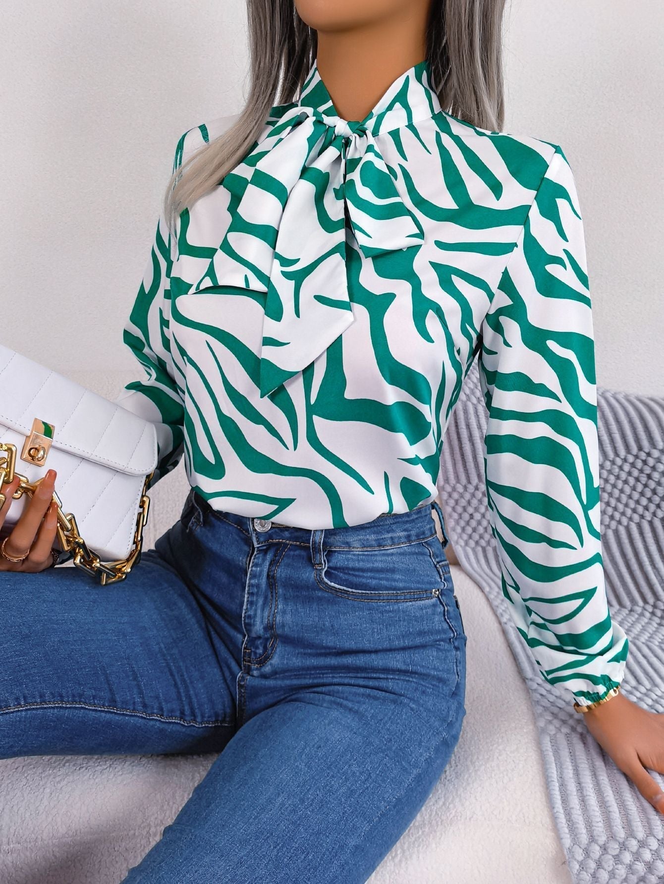 Damen Bluse mit modischem Zebra-Muster und elegantem Schleifenkragen GR