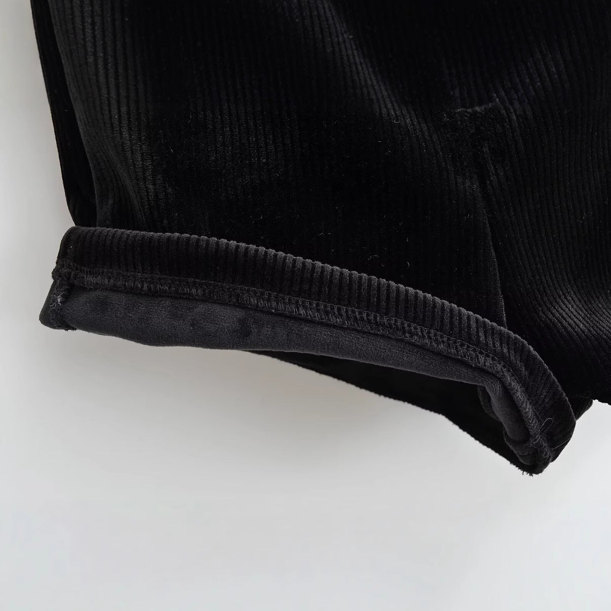 Women's short corduroy trousers in an elegant cut, size