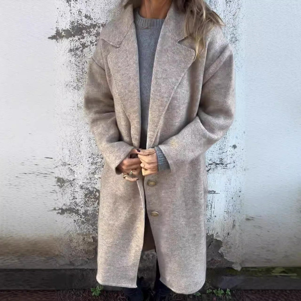 Women's cozy wool coat with large buttons and fashionable cut