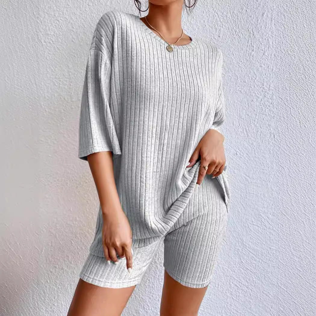 Women's comfortable short-sleeved set with ribbed knit and relaxed fit, size