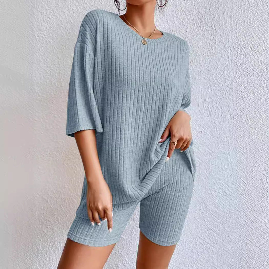 Women's comfortable short-sleeved set with ribbed knit and relaxed fit, size