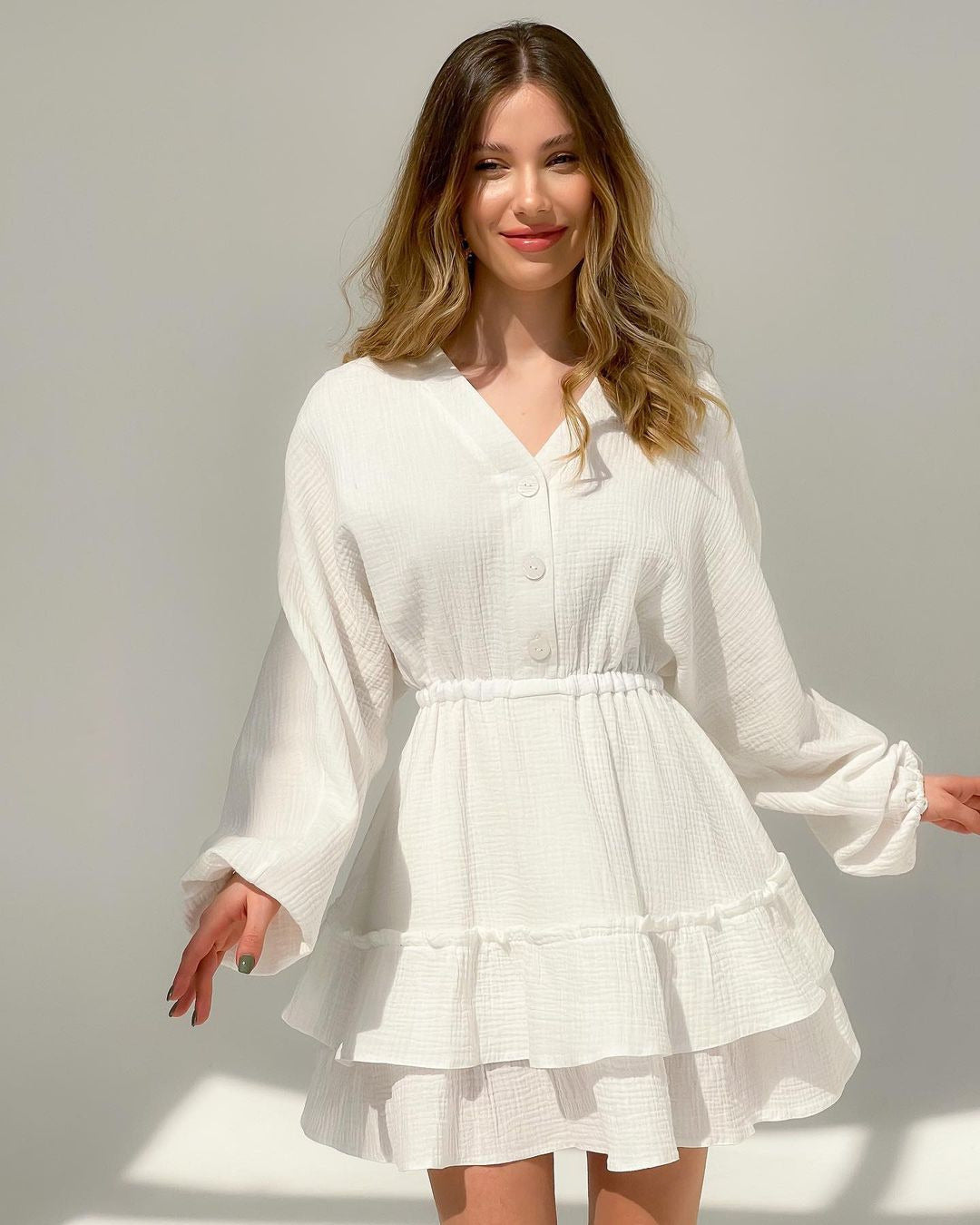 Damen lässiges Babydoll Kleid mit Knopfdetails und voluminösen Ärmeln GR