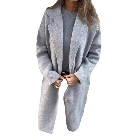 Women's cozy wool coat with large buttons and fashionable cut