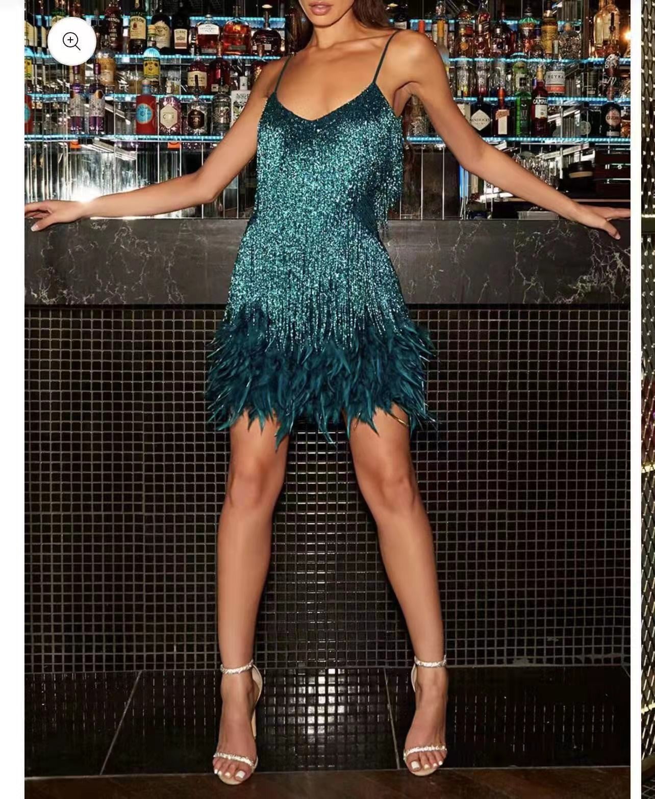 GR-Ausschnitt Trägerkleid mit Federstickerei
