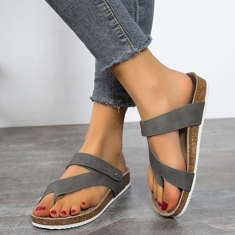 Women's flip-flops with comfortable footbed and modern cork design, size