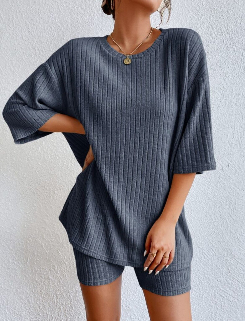 Women's comfortable short-sleeved set with ribbed knit and relaxed fit, size