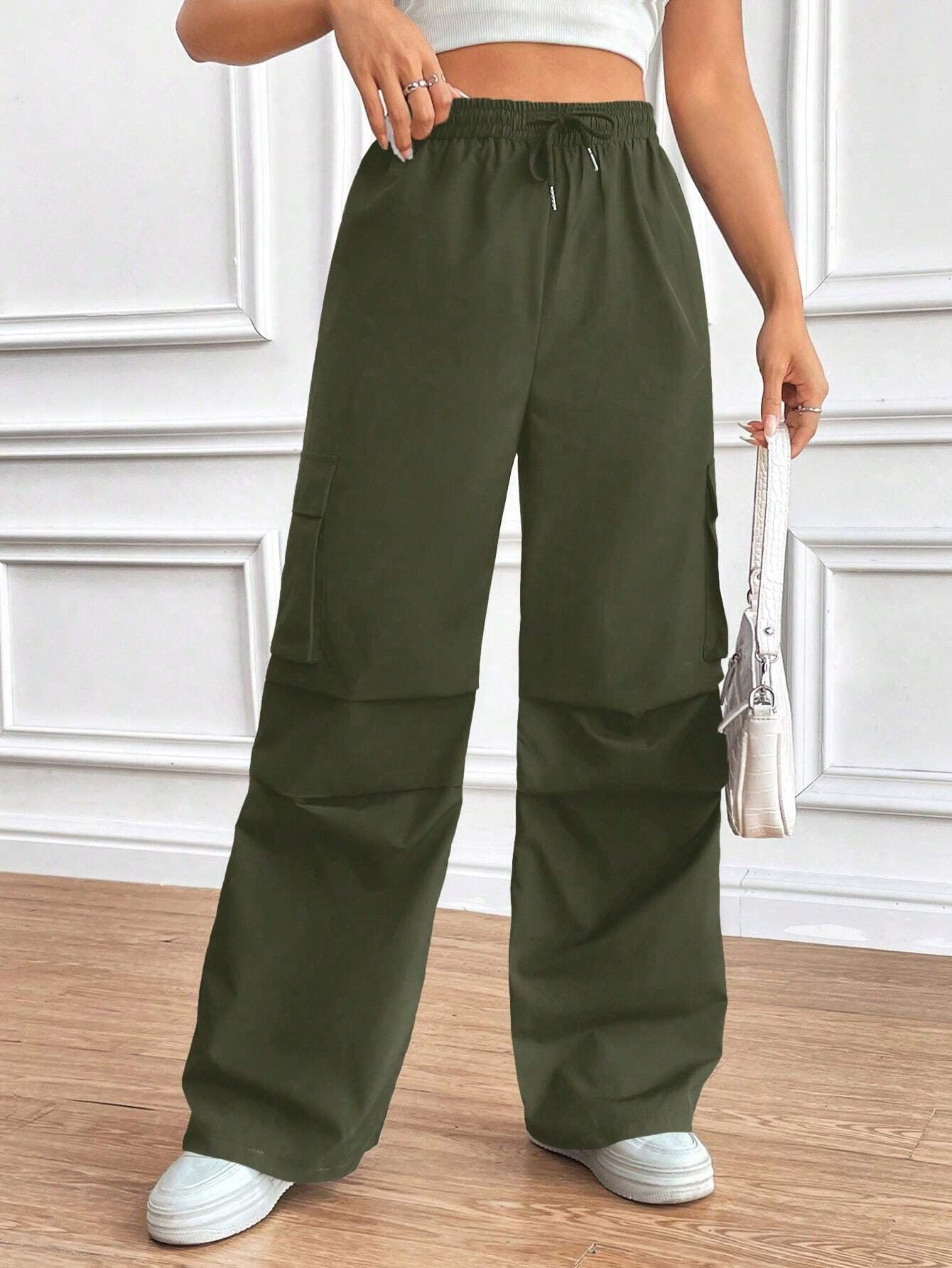 Women's cargo trousers with a modern cut and practical pockets, size S