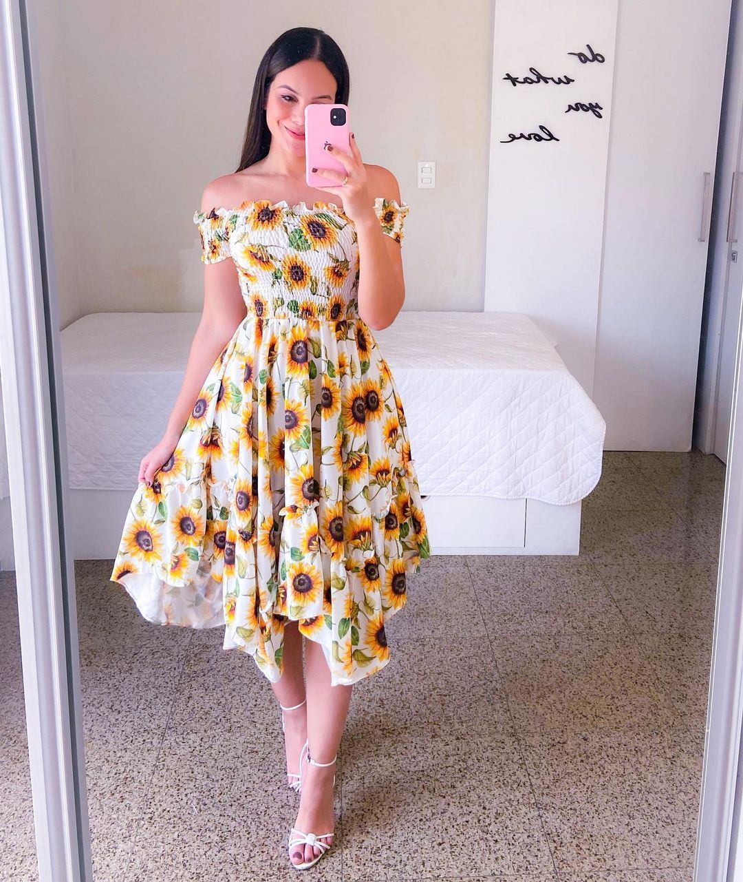 Damen Sommerliches Off-Shoulder Kleid mit farbenfrohem Schmetterlingsmuster und geschmeidigem Faltenwurf GR