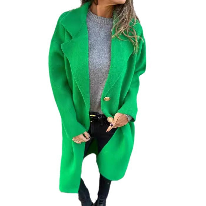 Women's cozy wool coat with large buttons and fashionable cut