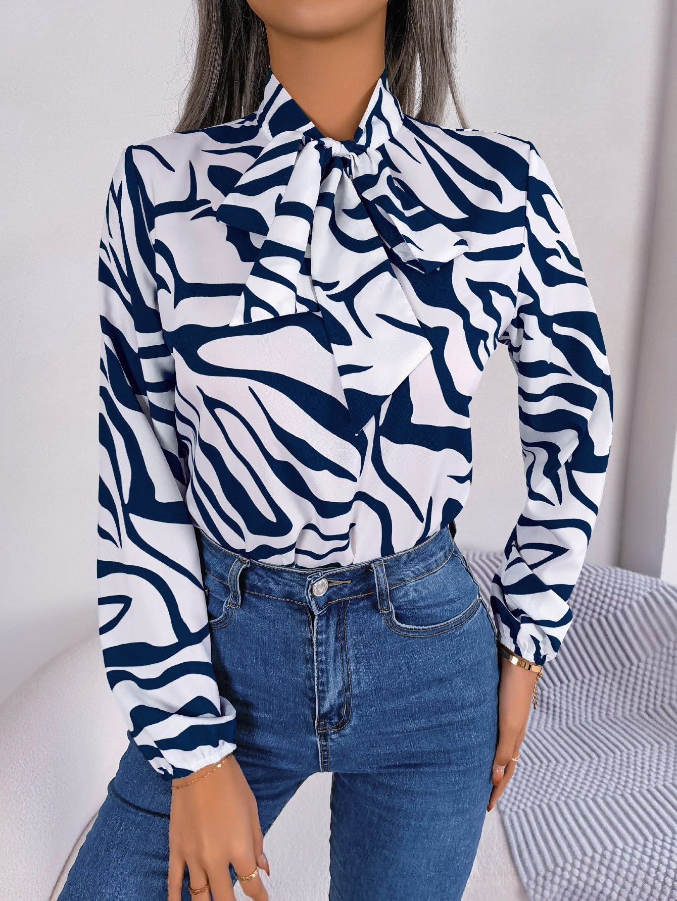 Damen Bluse mit modischem Zebra-Muster und elegantem Schleifenkragen GR