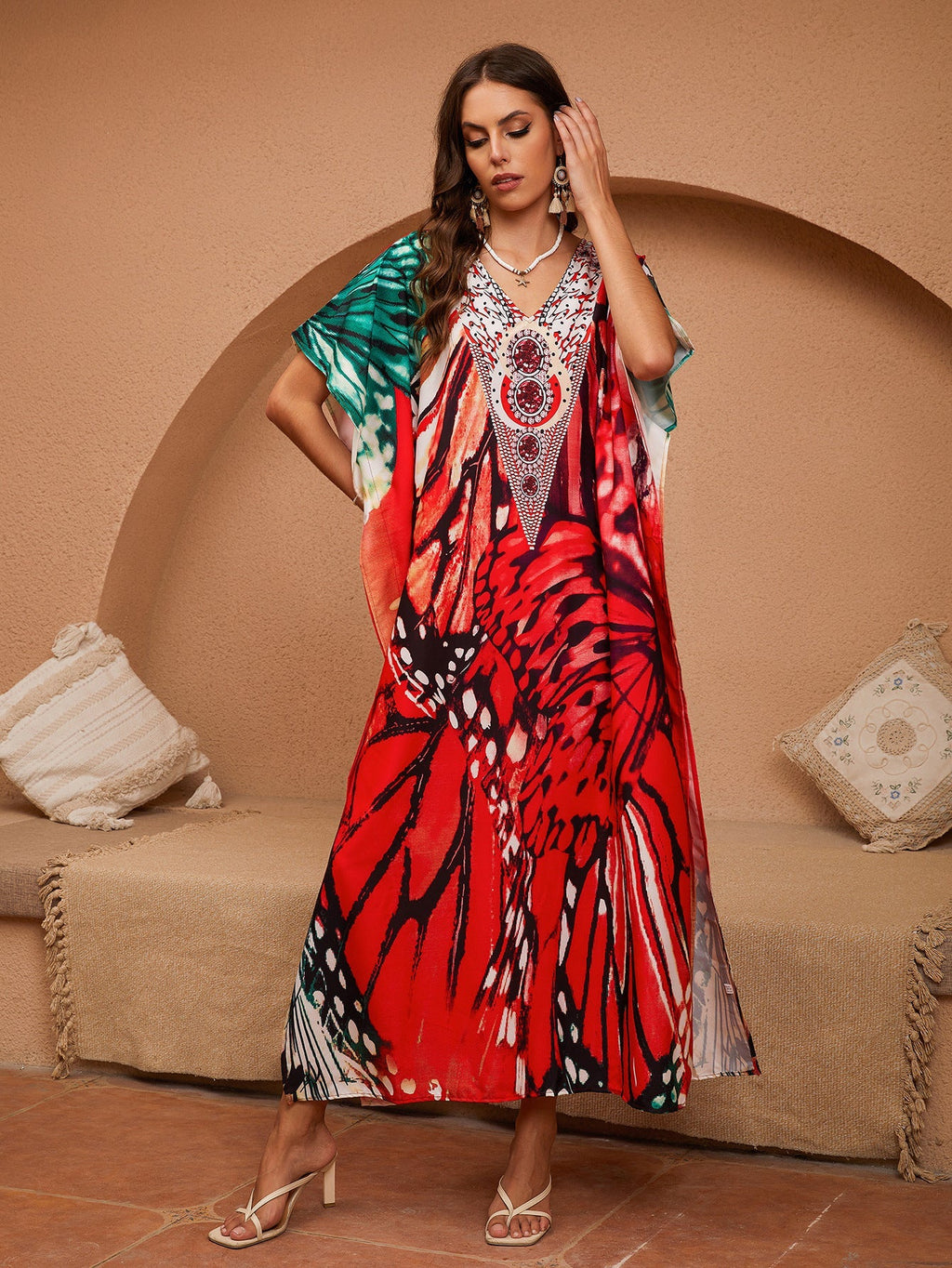 Women's kaftan with artistic design and elegant pearl embellishments, size GR