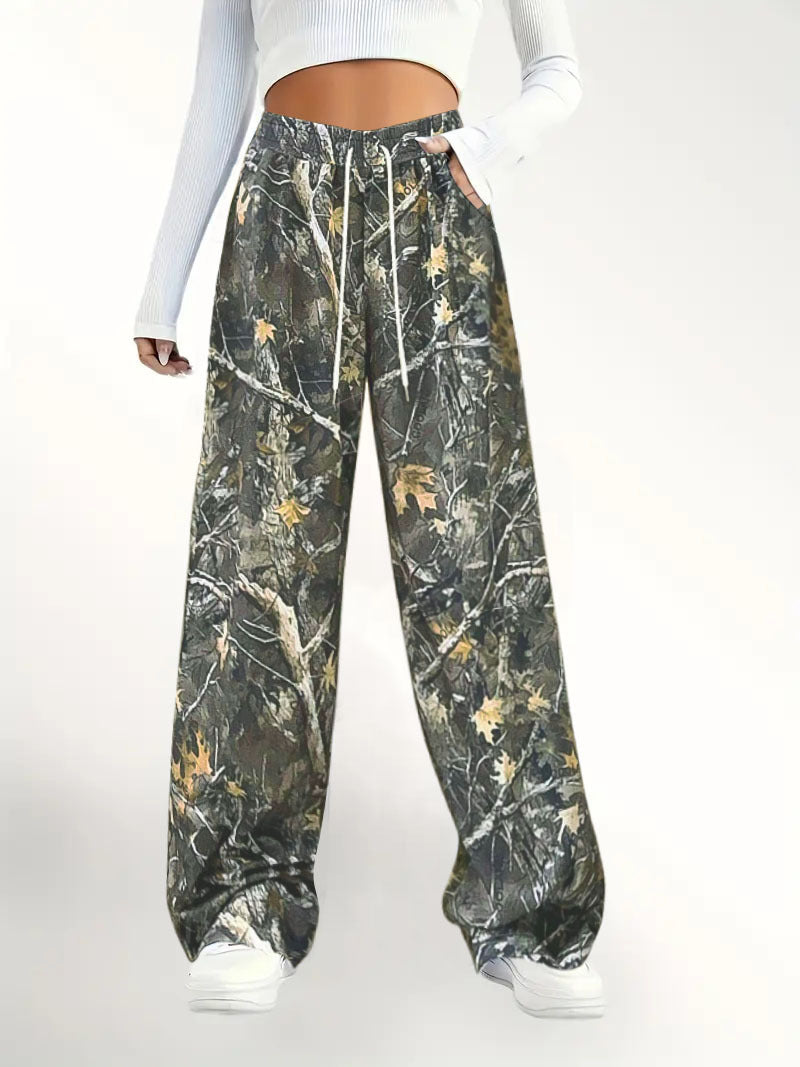 Women's Comfortable Cargo Trousers in Trendy Camouflage Design, Size