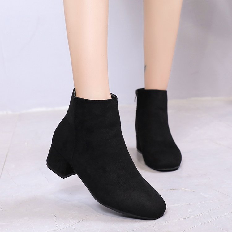 Women's ankle boots with a modern, minimalist design and comfortable block heel, size GR
