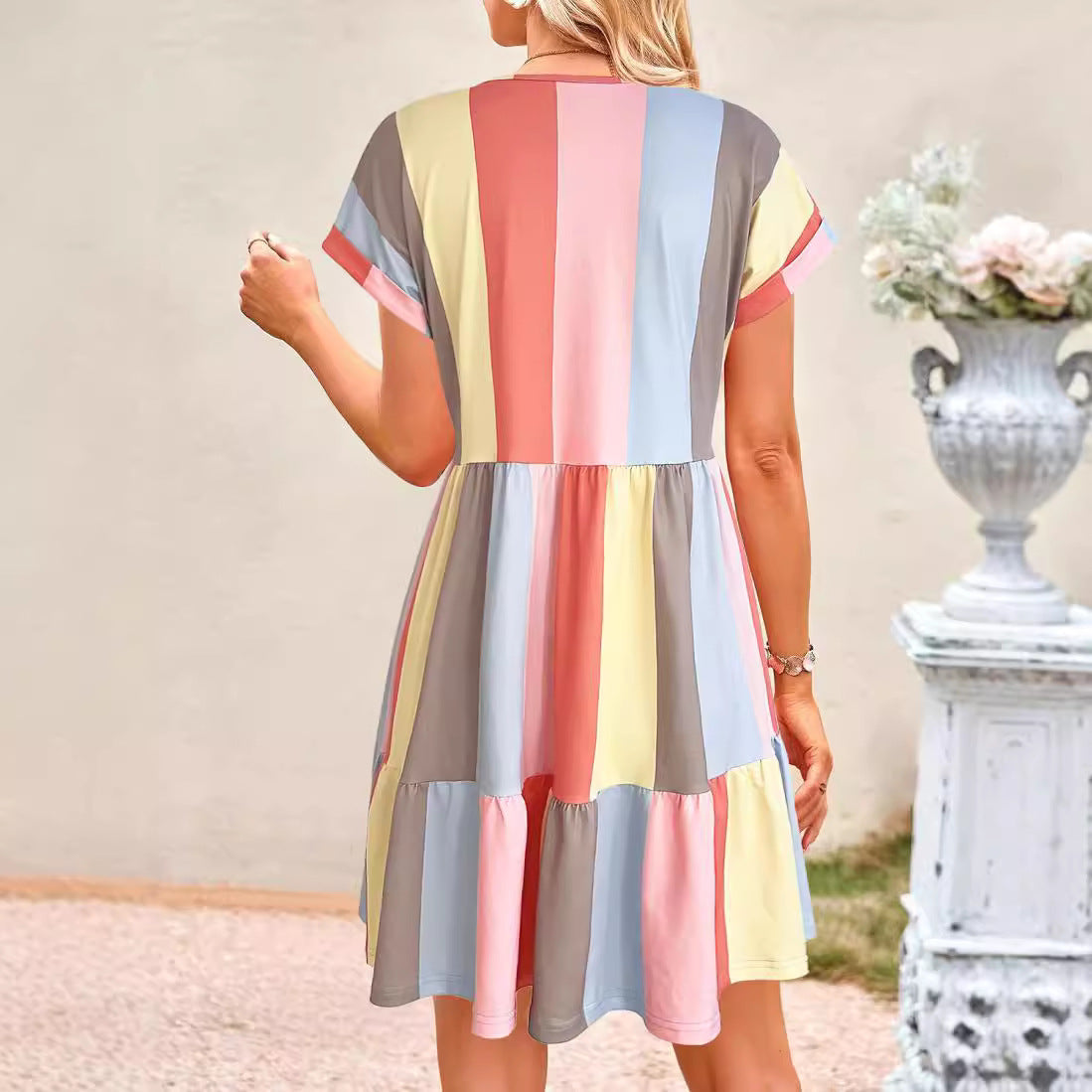 Damen Freizeitkleid mit farbenfrohem Streifenmuster und fließendem Design GR