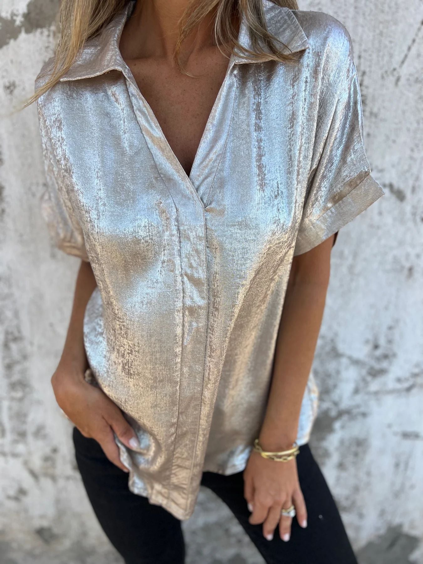 Damen Kurzarm-Seidenbluse mit elegantem Glanz und modischem Revers GR