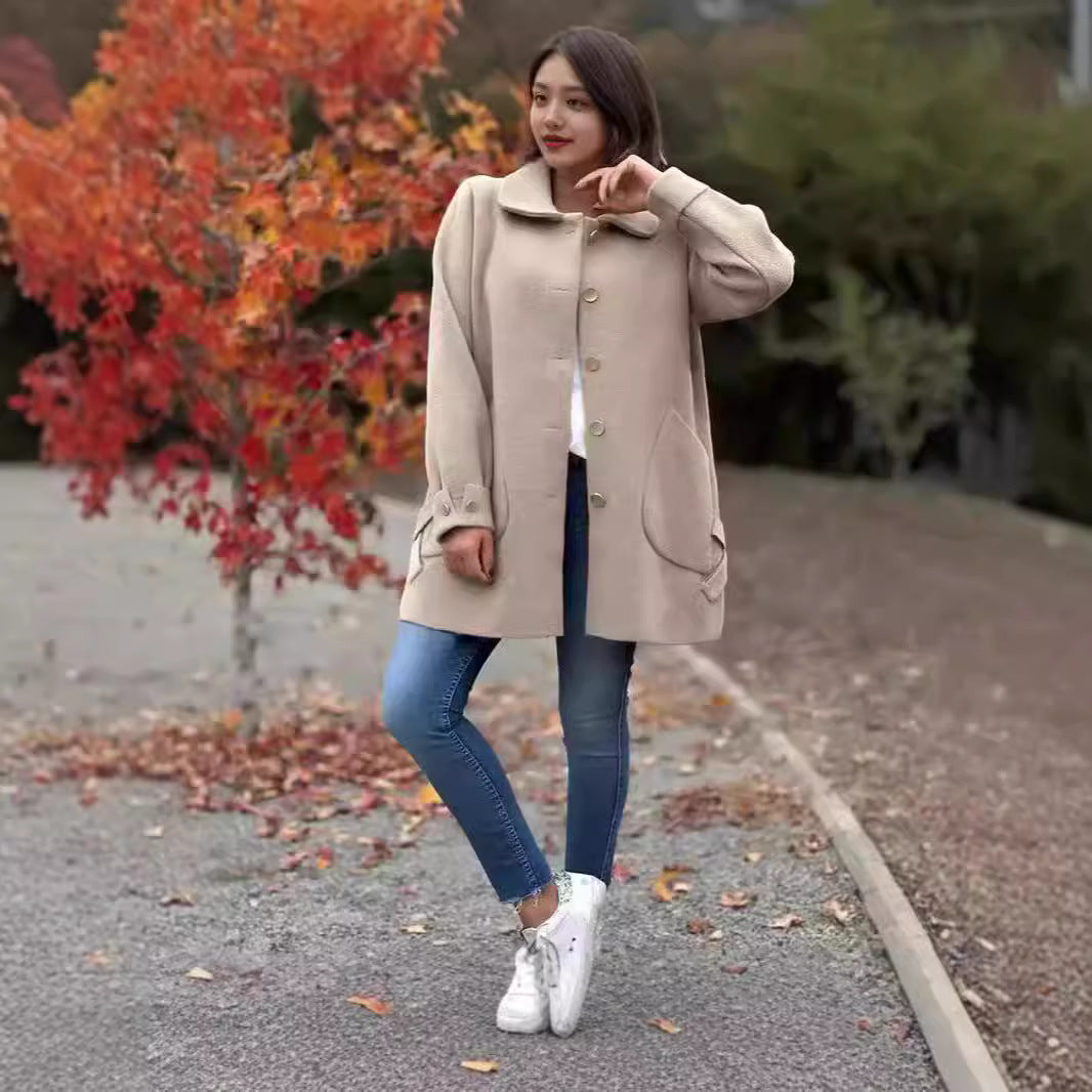 Women's fashionable coat with an oversized cut and practical pockets