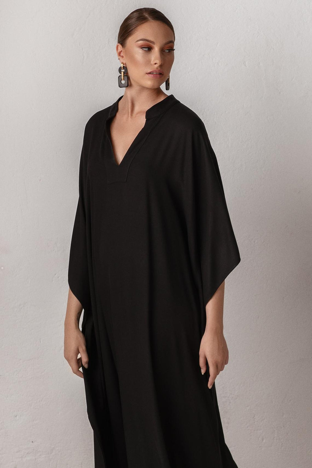 Women's kaftan with a relaxed cut and elegant V-neck, size [size missing]