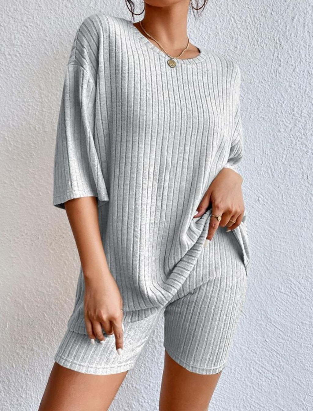 Women's comfortable short-sleeved set with ribbed knit and relaxed fit, size