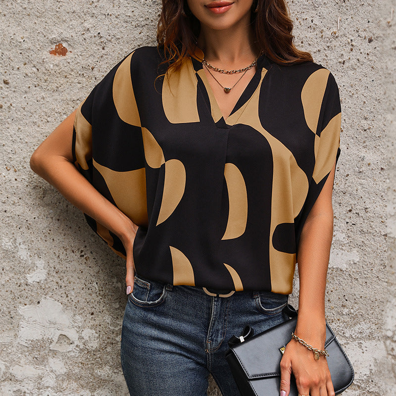 Women's blouse in a modern abstract design with a V-neck and short sleeves, size [size missing]