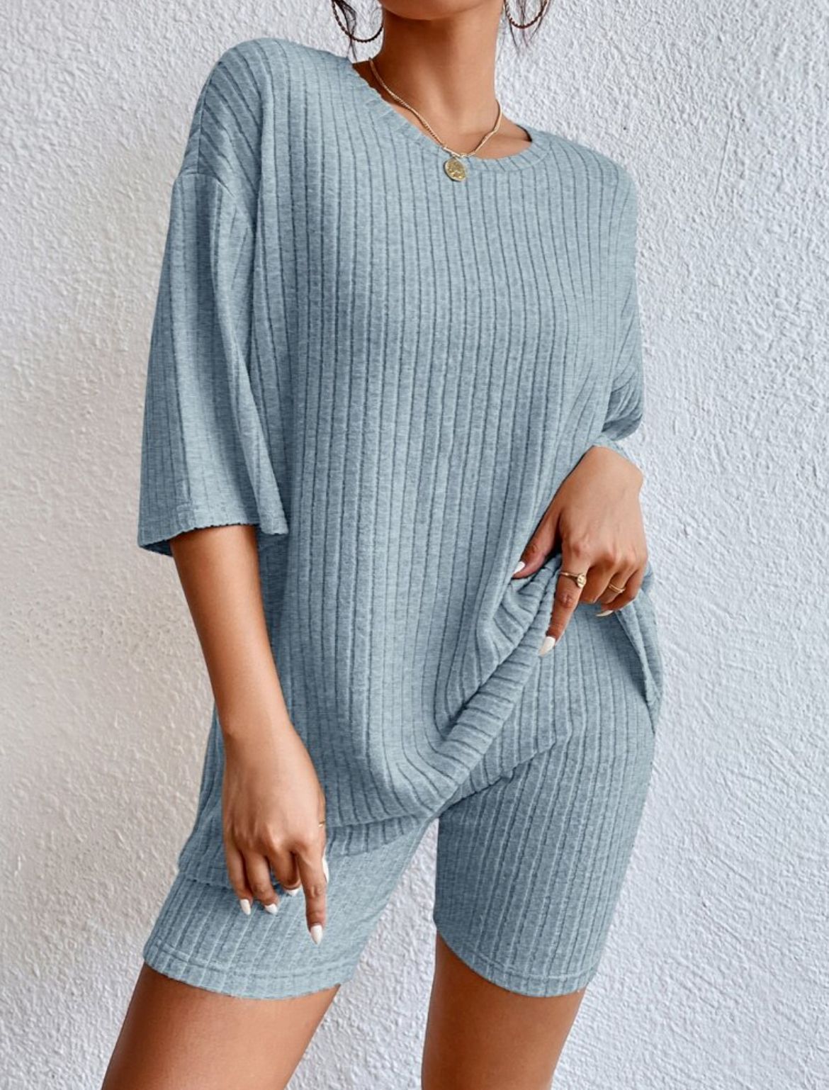 Women's comfortable short-sleeved set with ribbed knit and relaxed fit, size