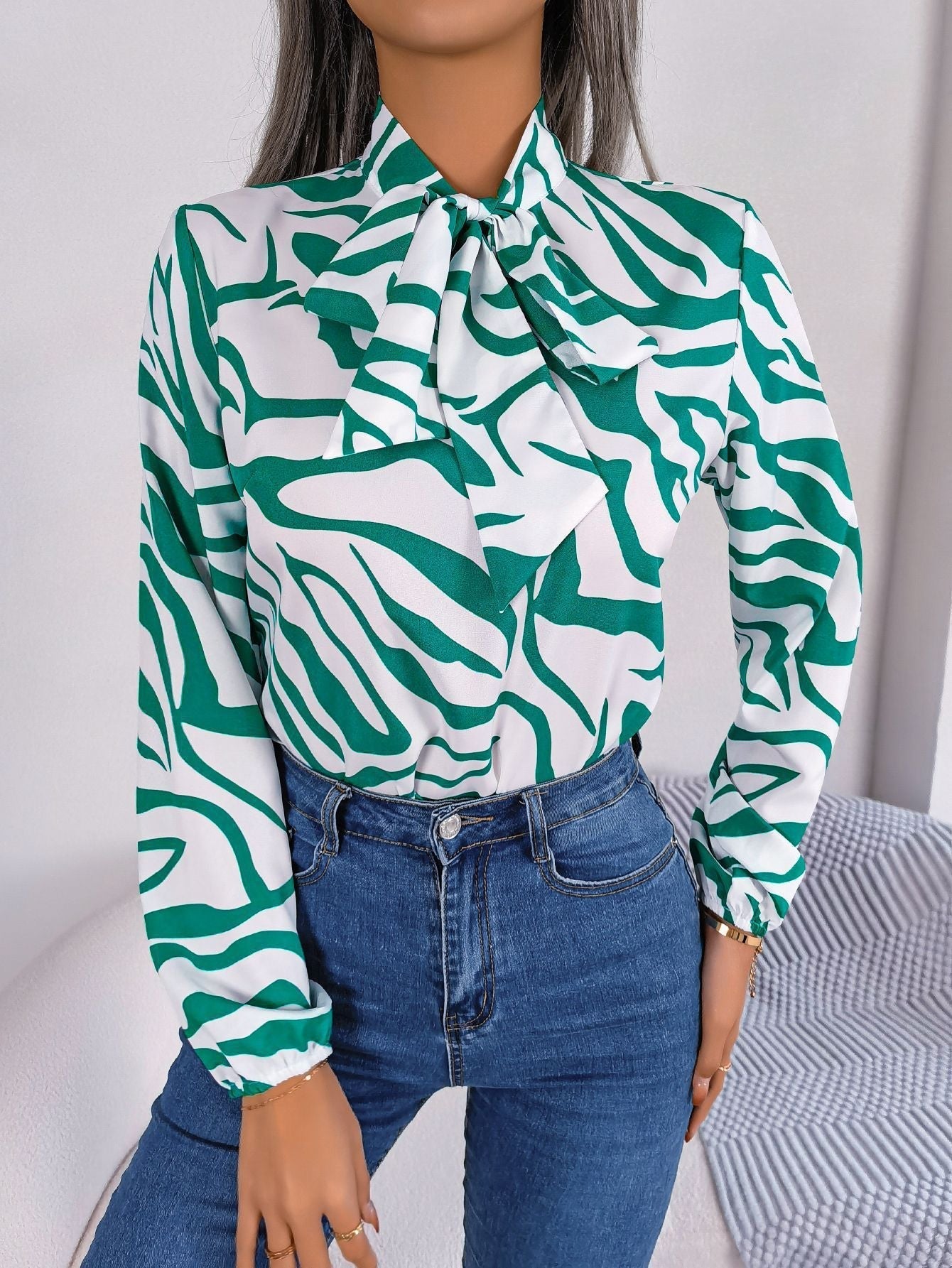 Damen Bluse mit modischem Zebra-Muster und elegantem Schleifenkragen GR